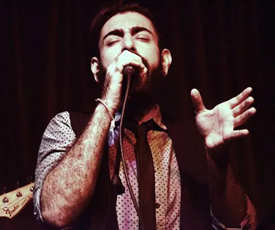 Ferhat Öz singing close to the microphone